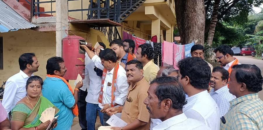 ಪ್ರಧಾನಿ ನರೇಂದ್ರ ಮೋದಿಯವರ ಜನ್ಮದಿನದ ಪ್ರಯುಕ್ತ ಬಿಜೆಪಿ ಕಾರ್ಯಕರ್ತರು ಅವರಿಗೆ ಶುಭ ಕೋರುವ ಪತ್ರಗಳನ್ನು ಗುರುವಾರ ಹೊಸಪೇಟೆಯಲ್ಲಿ ಅಂಚೆಗೆ ಹಾಕಿದರು