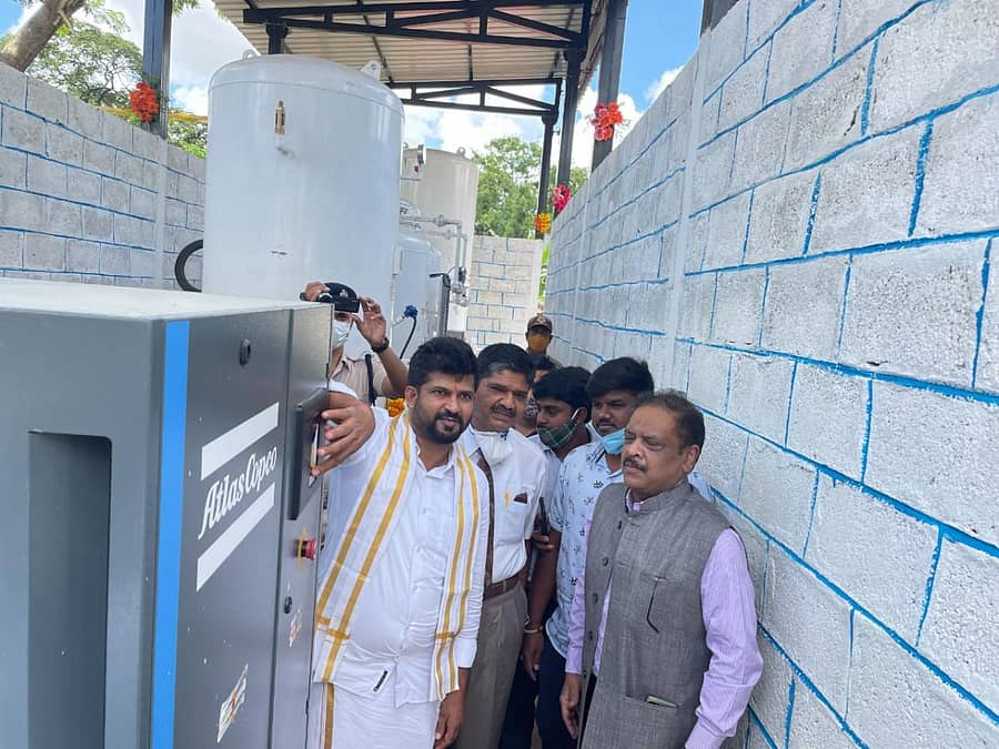 ಮೈಸೂರಿನ ಯಾದವಗಿರಿಯಲ್ಲಿರುವ ವಿಭಾಗೀಯ ರೈಲ್ವೆ ಆಸ್ಪತ್ರೆಯಲ್ಲಿ ಆಮ್ಲಜನಕ ಉತ್ಪಾದಕ ಘಟಕವನ್ನು ಸಂಸದ ಪ್ರತಾಪಸಿಂಹ ಗುರುವಾರ ಉದ್ಘಾಟಿಸಿದರು. ವಿಭಾಗೀಯ ರೈಲ್ವೆ ವ್ವ್ಯವಸ್ಥಾಪಕ ರಾಹುಲ್ ಅಗರ್ವಾಲ್, ಹೆಚ್ಚುವರಿ ವಿಭಾಗೀಯ ರೈಲ್ವೆ ವ್ಯವಸ್ಥಾಪಕ ಎ.ದೇವಸಹಾಯಂ, ನೈಋತ್ಯ ರೈಲ್ವೆ ಆಸ್ಪತ್ರೆಯ ಮುಖ್ಯ ವೈದ್ಯಕೀಯ ಅಧೀಕ್ಷಕ ಜಿ.ಎಸ್.ರಾಮಚಂದ್ರ ಇದ್ದಾರೆ