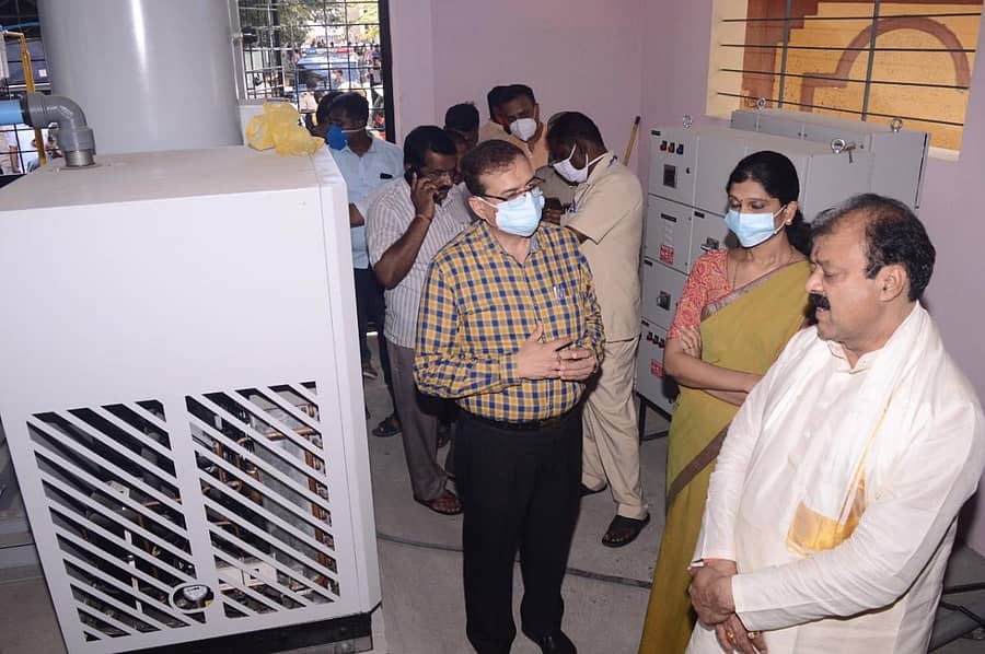 ಮಿಮ್ಸ್ ಆಸ್ಪತ್ರೆಯ ಆಮ್ಲಜನಕ ಘಟಕದ ಬಗ್ಗೆ ಜಿಲ್ಲಾ ಉಸ್ತುವಾರಿ ಸಚಿವ ಕೆ.ಸಿ.ನಾರಾಯಣಗೌಡ ಮಿಮ್ಸ್ ನಿರ್ದೇಶಕ ಡಾ.ಎಂ.ಆರ್.ಹರೀಶ್ ಜೊತೆ ಚರ್ಚಿಸಿದರು. ಜಿಲ್ಲಾಧಿಕಾರಿ ಅಶ್ವತಿ ಇದ್ದರು