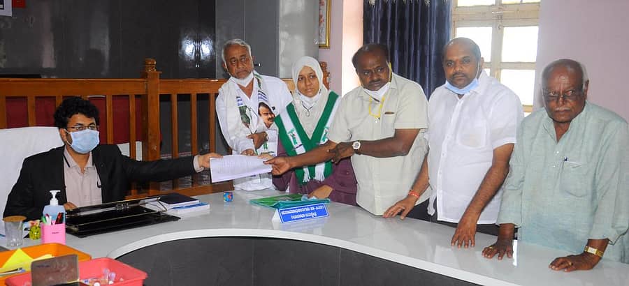 ಸಿಂದಗಿ ವಿಧಾನಸಭೆ ಉಪ ಚುನಾವಣೆಗೆ ಸ್ಪರ್ಧಿಸಿರುವ ಜೆಡಿಎಸ್‌ ಅಭ್ಯರ್ಥಿ ನಾಜಿಯಾ ಶಕೀಲ್‌ ಅಂಗಡಿ ಗುರುವಾರ ಚುನಾವಣಾಧಿಕಾರಿ ರಾಹುಲ್‌ ಶಿಂಧೆ ಅವರಿಗೆ ನಾಮಪತ್ರ ಸಲ್ಲಿಸಿದರು. ಮಾಜಿ ಮುಖ್ಯಮಂತ್ರಿ ಎಚ್‌.ಡಿ.ಕುಮಾರಸ್ವಾಮಿ, ಬಂಡೆಪ್ಪ ಕಾಶೆಂಪುರ ಇದ್ದಾರೆ –ಪ್ರಜಾವಾಣಿ ಚಿತ್ರ