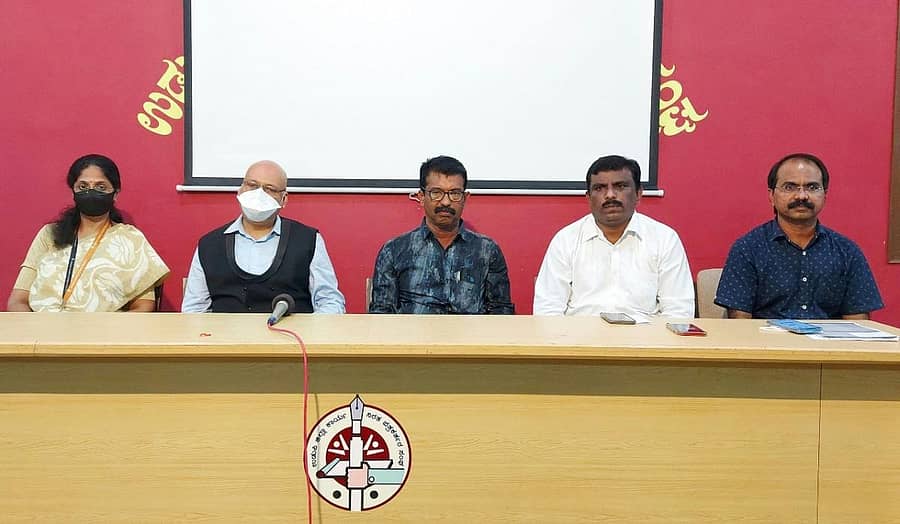 ಪ್ರೆಸ್ಕ್ಲಬ್ನಲ್ಲಿ ಗುರುವಾರ ಡಾ.ಎ.ವಿ.ಬಾಳಿಗ ಸ್ಮಾರಕ ಆಸ್ಪತ್ರೆ, ರೋಟರಿ ಮಣಿಪಾಲ, ಜಿಲ್ಲಾ ಕಾರ್ಯನಿರತ ಪತ್ರಕರ್ತರ ಸಂಘದ ಸಹಯೋಗದಲ್ಲಿ ಹಮ್ಮಿಕೊಂಡಿದ್ದ ‘ಆತ್ಮಹತ್ಯೆ ನಿಯಂತ್ರಣ: ಸಾಮಾಜಿಕ ಜವಾಬ್ದಾರಿ’ ವಿಷಯ ಕುರಿತ ವಿಚಾರ ಸಂಕಿರಣ ನಡೆಯಿತು.