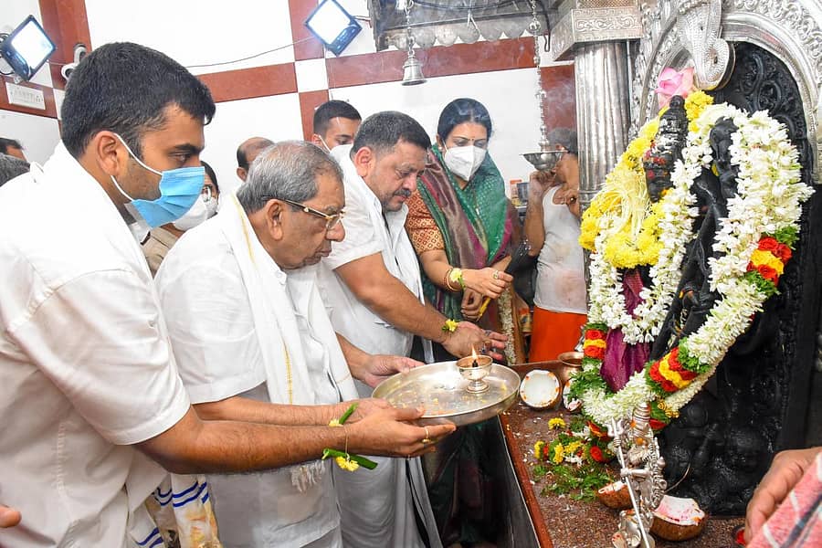 ನಗರದೇವತೆ ದುರ್ಗಾಂಬಿಕಾ ದೇವಸ್ಥಾನದಲ್ಲಿ ಶಾಸಕ ಶಾಮನೂರು ಶಿವಶಂಕರಪ್ಪ, ಮಾಜಿ ಸಚಿವ ಎಸ್ ಎಸ್ ಮಲ್ಲಿಕಾರ್ಜುನ ಮತ್ತು ಕುಟುಂಬ ಸದಸ್ಯರು ದುರ್ಗಾಂಬಿಕಾ ದೇವಿಗೆ ವಿಶೇಷ ಪೂಜೆ ಸಲ್ಲಿಸಿದರು.