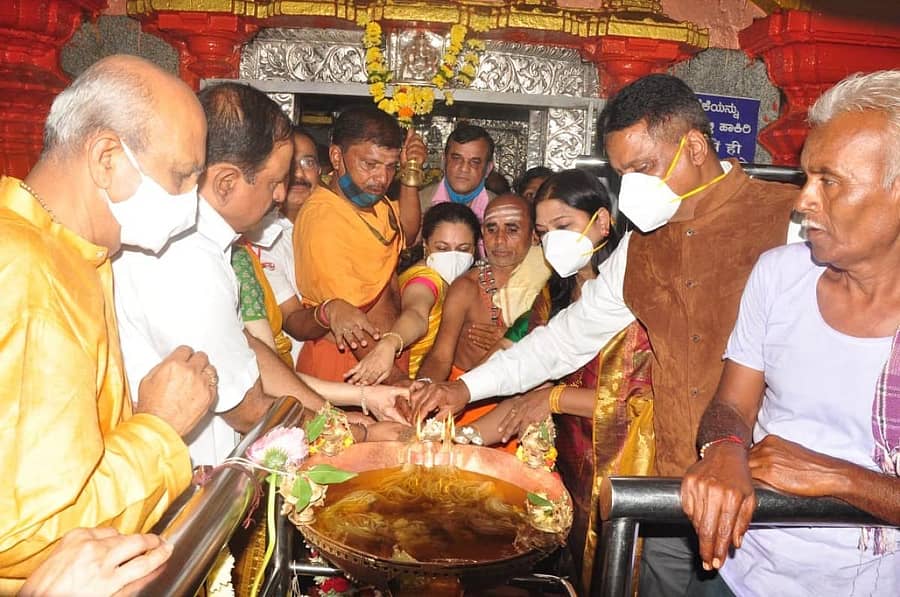 ಯಲ್ಲಮ್ಮನಗುಡ್ಡದಲ್ಲಿ ನವರಾತ್ರಿ ಉತ್ಸವಕ್ಕೆ ವಿಧಾನಸಭೆ ಉಪಸಭಾಧ್ಯಕ್ಷ ಆನಂದ ಮಾಮನಿ ಗುರುವಾರ ಚಾಲನೆ ನೀಡಿದರು. ಜಿಲ್ಲಾಧಿಕಾರಿ ಎಂ.ಜಿ. ಹಿರೇಮಠ, ಪ್ರಭಾಕರ ಕೋರೆ ಇದ್ದಾರೆ