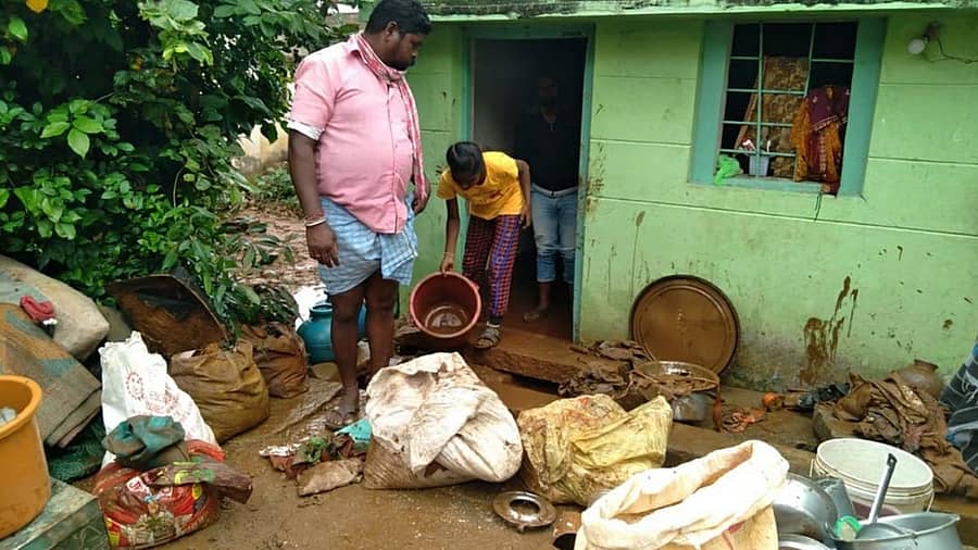ಚಿತ್ರದುರ್ಗ ನಗರದ ಬಾಬು ಜಗಜೀವನರಾಮ್ ಬಡಾವಣೆಯಲ್ಲಿ ಮನೆಗೆ ನುಗ್ಗಿದ ನೀರನ್ನು ಗುರುವಾರ ಹೊರಗೆ ಹಾಕುತ್ತಿರುವ ಪರಿ.