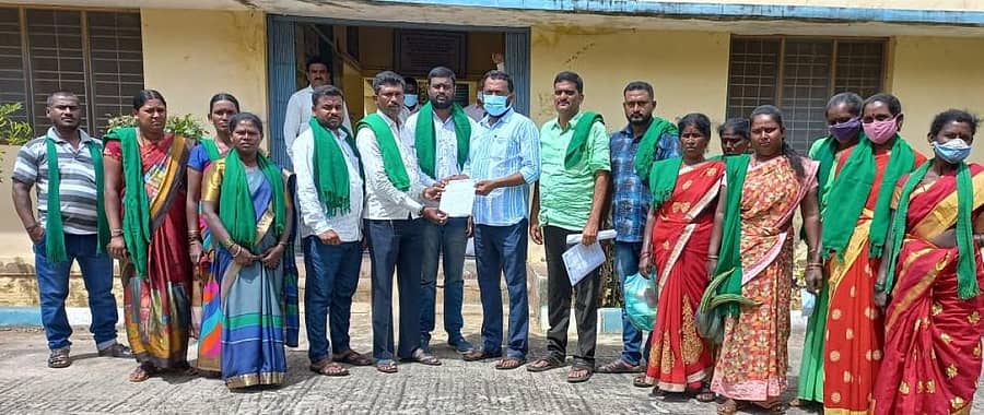 ತೋಟಗಾರಿಕೆ ಬೆಳೆಗಳಲ್ಲಿ ಕಾಣಿಸಿಕೊಂಡಿರುವ ಊಜಿ ನೊಣ ಮತ್ತು ನುಸಿ ರೋಗದ ಹತೋಟಿಗೆ ಕೀಟನಾಶಕ ನೀಡುವಂತೆ ಒತ್ತಾಯಿಸಿ ರೈತ ಸಂಘ ಸದಸ್ಯರು ಕೋಲಾರದಲ್ಲಿ ಗುರುವಾರ ತೋಟಗಾರಿಕೆ ಇಲಾಖೆ ಅಧಿಕಾರಿಗಳಿಗೆ ಮನವಿ ಸಲ್ಲಿಸಿದರು