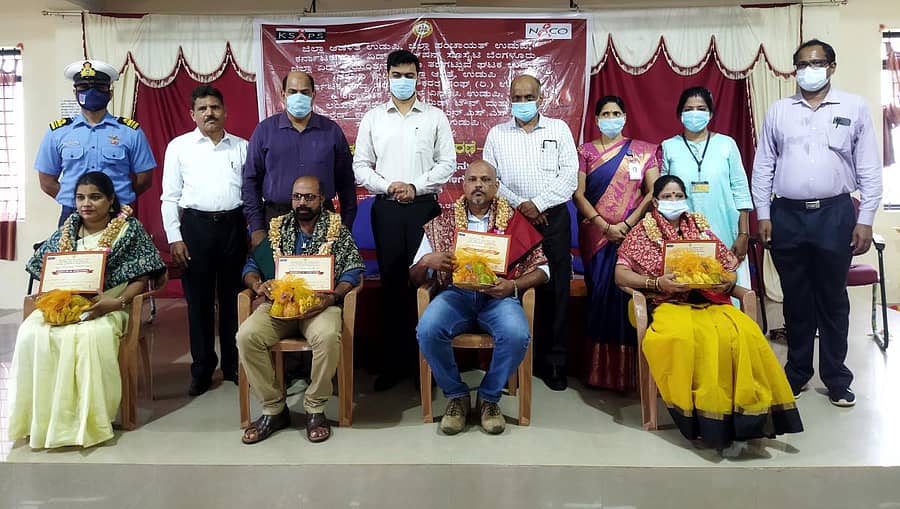 ಗುರುವಾರ ಮಣಿಪಾಲದ ಅನಂತ ನಗರದ ಸರ್ಕಾರಿ ಪಾಲಿಟೆಕ್ನಿಕ್ ಕಾಲೇಜಿನ ಸಭಾಂಗಣದಲ್ಲಿ ನಡೆದ ಸ್ವಯಂಪ್ರೇರಿತ ರಕ್ತದಾನ ದಿನಾಚರಣೆಯಲ್ಲಿ ರಕ್ತದಾನಿಗಳನ್ನು ಸನ್ಮಾನಿಸಲಾಯಿತು.