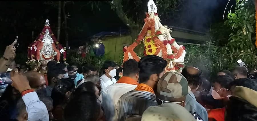 ಶಕ್ತಿ ದೇವತೆಯ ಕರಗ ಹೊರಡಿಸುವ ಮೂಲಕ ಮಡಿಕೇರಿ ದಸರಾಕ್ಕೆ ಗುರುವಾರ ಸಂಜೆ ಚಾಲನೆ ನೀಡಲಾಯಿತು.