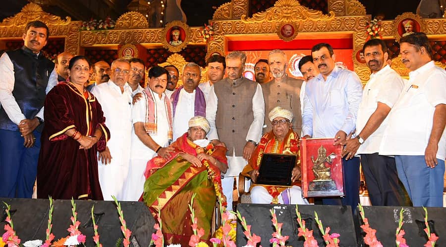 ಮೃದಂಗ ಕಲಾವಿದ ಎ.ವಿ.ಆನಂದ್ ಅವರಿಗೆ ‘ರಾಜ್ಯ ಸಂಗೀತ ವಿದ್ವಾನ್’ ಪ್ರಶಸ್ತಿ ಪ್ರದಾನ ಮಾಡಲಾಯಿತು.