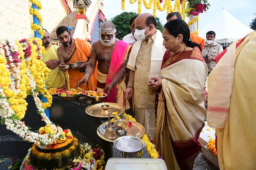 ಮಂಡ್ಯ: ಕಾವೇರಿ ಮಾತೆಗೆ ವಿಶೇಷ ಪೂಜೆ ಸಲ್ಲಿಸಿದ ಮುಖ್ಯಮಂತ್ರಿ ಬಸವರಾಜ ಬೊಮ್ಮಾಯಿ