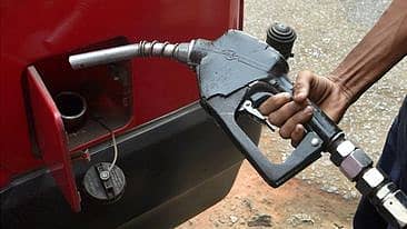 ವಾಹನಕ್ಕೆ ಇಂಧನ ಹಾಕುತ್ತಿರುವುದು