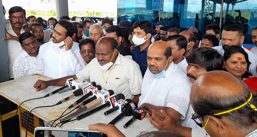 ಜೆಡಿಎಸ್ ಶಾಸಕಾಂಗ ಪಕ್ಷದ ನಾಯಕ ಎಚ್.ಡಿ. ಕುಮಾರಸ್ವಾಮಿ