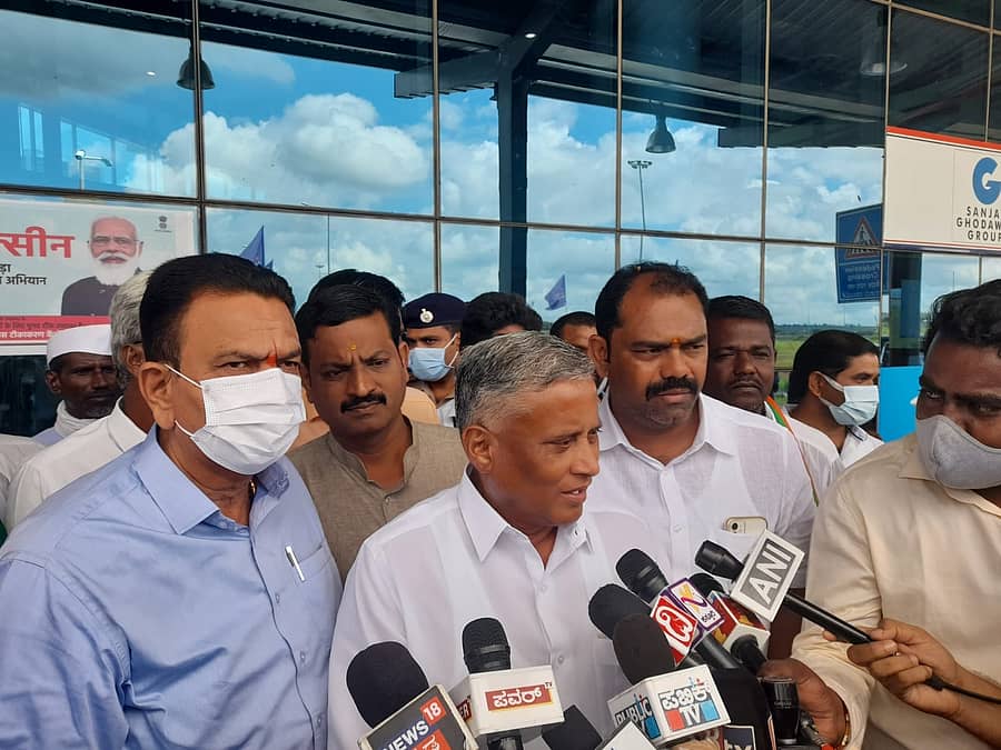 ಕಲಬುರ್ಗಿ ವಿಮಾನ ನಿಲ್ದಾಣದಲ್ಲಿ ವಸತಿ ಸಚಿವ ವಿ. ಸೋಮಣ್ಣ