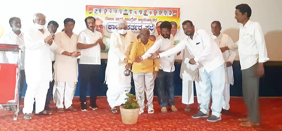 ರೋಣ ಪಟ್ಟಣದ ಮಲ್ಲಿಕಾರ್ಜುನ ಚಿತ್ರಮಂದಿರಲ್ಲಿ ನಡೆದ ಕಾಂಗ್ರೆಸ್ ಪಕ್ಷದ ಅಲ್ಪಂಸಂಖ್ಯಾತ ಘಟಕದ ಕಾರ್ಯಕರ್ತರ ಸಂಘಟನಾ ಸಭೆಯನ್ನು ಗದಗ ಜಿಲ್ಲಾ ಕಾಂಗ್ರೆಸ್ ಘಟಕದ ಅಧ್ಯಕ್ಷ ಜಿ.ಎಸ್. ಪಾಟೀಲ ಉದ್ಘಾಟಿಸಿದರು