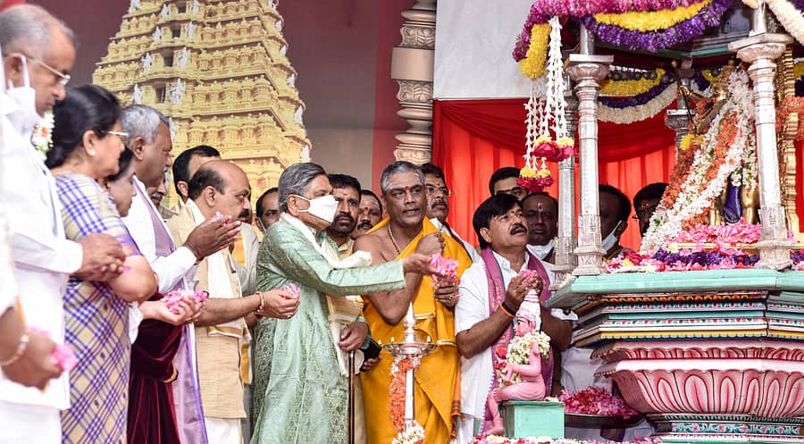 ಮೈಸೂರಿನ ಚಾಮುಂಡಿಬೆಟ್ಟದಲ್ಲಿ ಗುರುವಾರ ಬಿಜೆಪಿ ನಾಯಕ ಎಸ್.ಎಂ.ಕೃಷ್ಣ ಅವರು ಚಾಮುಂಡೇಶ್ವರಿ ಉತ್ಸವಮೂರ್ತಿಗೆ ಪುಷ್ಪ ನಮನ ಸಲ್ಲಿಸಿ ದಸರಾ ಉತ್ಸವಕ್ಕೆ ಚಾಲನೆ ನೀಡಿದರು. ಶಾಸಕ ಜಿ.ಟಿ.ದೇವೇಗೌಡ, ಸಚಿವೆ ಶಶಿಕಲಾ ಜೊಲ್ಲೆ, ಮೇಯರ್ ಸುನಂದಾ ಫಾಲನೇತ್ರ, ಸಚಿವ ಎಸ್.ಟಿ.ಸೋಮಶೇಖರ್, ಮುಖ್ಯಮಂತ್ರಿ ಬಸವರಾಜ ಬೊಮ್ಮಾಯಿ, ಶಾಸಕ ಎಲ್.ನಾಗೇಂದ್ರ, ಪ್ರಧಾನ ಅರ್ಚಕ ಶಶಿಶೇಖರ ದೀಕ್ಷಿತ್, ಸಚಿವ ಆರ್.ಅಶೋಕ ಮತ್ತು ಶಾಸಕ ಎಸ್.ಎ.ರಾಮದಾಸ್ ಇದ್ದಾರೆ