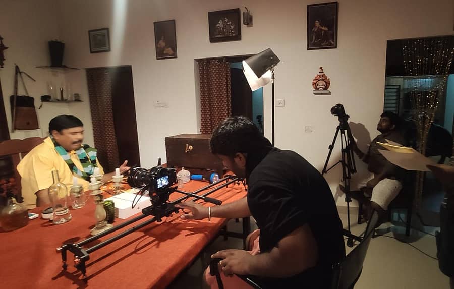 ಅನಿರೀಕ್ಷಿತ ಚಿತ್ರೀಕರಣದಲ್ಲಿ ಮಿಮಿಕ್ರಿ ದಯಾನಂದ್ (ಎಡ), ಜೀವನ್