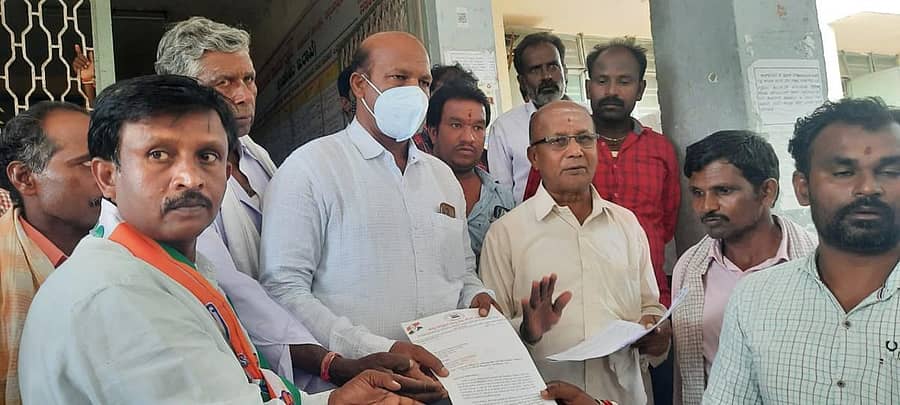 ಚಿಂತಾಮಣಿಯಲ್ಲಿ ಗುರುವಾರ ಕಾಂಗ್ರೆಸ್ ಕಾರ್ಯಕರ್ತರು ಪ್ರತಿಭಟನೆ ನಡೆಸಿ ತಹಶೀಲ್ದಾರ್ ಮೂಲಕ ರಾಷ್ಟ್ರಪತಿಗೆ ಮನವಿ ಸಲ್ಲಿಸಿದರು