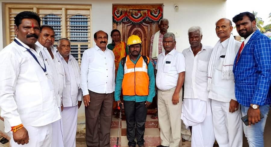 ಪೆರೇಸಂದ್ರದಲ್ಲಿ ನಡೆದ ಕೋವಿಡ್ ಅರಿವು ಕಾರ್ಯಕ್ರಮದಲ್ಲಿ ಪಿ.ಎನ್. ಚನ್ನಕೃಷ್ಣ ರೆಡ್ಡಿ, ವಕೀಲ ಪ್ರಕಾಶ್, ಭಾರತ ಸಮಕ್ಯ ಕಾರ್ಮಿಕ ಸಂಘದ ರಾಷ್ಟ್ರೀಯ ಅಧ್ಯಕ್ಷ ಜೆನ್ನಿ ಜಯರಾಮ್, ಜೆವೈ ಎಲೆಕ್ಟ್ರಿಕಲ್ ವ್ಯವಸ್ಥಾಪಕ ಎಂ.ಡಿ. ಲಕ್ಷ್ಮಣ ರೆಡ್ಡಿ, ಡಿ. ಬಾಬು, ಶ್ರೀನಿವಾಸ್, ಪುರುಷೋತ್ತಮ ಇದ್ದರು