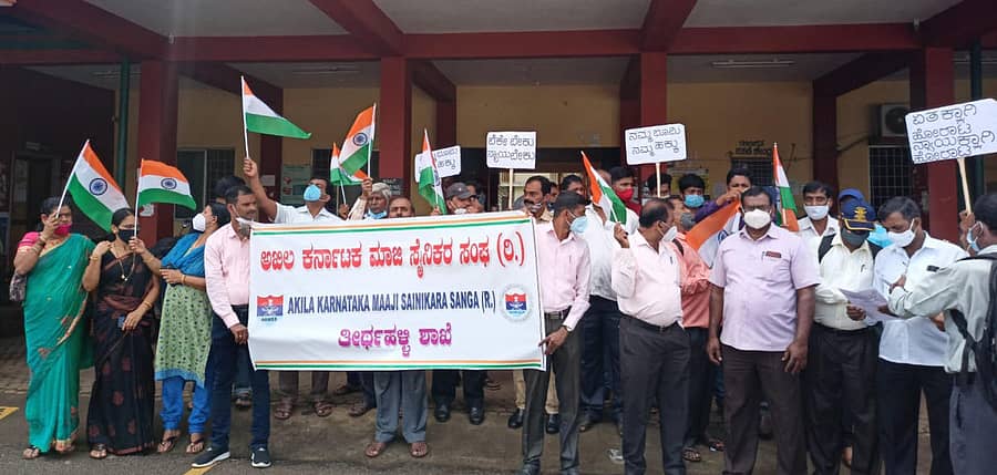 ತೀರ್ಥಹಳ್ಳಿ ತಾಲ್ಲೂಕು ಕಚೇರಿ ಎದುರು ಗುರುವಾರ ವ್ಯವಸಾಯ ಭೂಮಿ ಮಂಜೂರು ಮಾಡಬೇಕು ಎಂದು ಆಗ್ರಹಿಸಿ ಅಖಿಲ ಕರ್ನಾಟಕ ಮಾಜಿ ಸೈನಿಕರ ಸಂಘ ತಾಲ್ಲೂಕು ಘಟಕದಿಂದ ಪ್ರತಿಭಟನೆ ನಡೆಸಲಾಯಿತು.