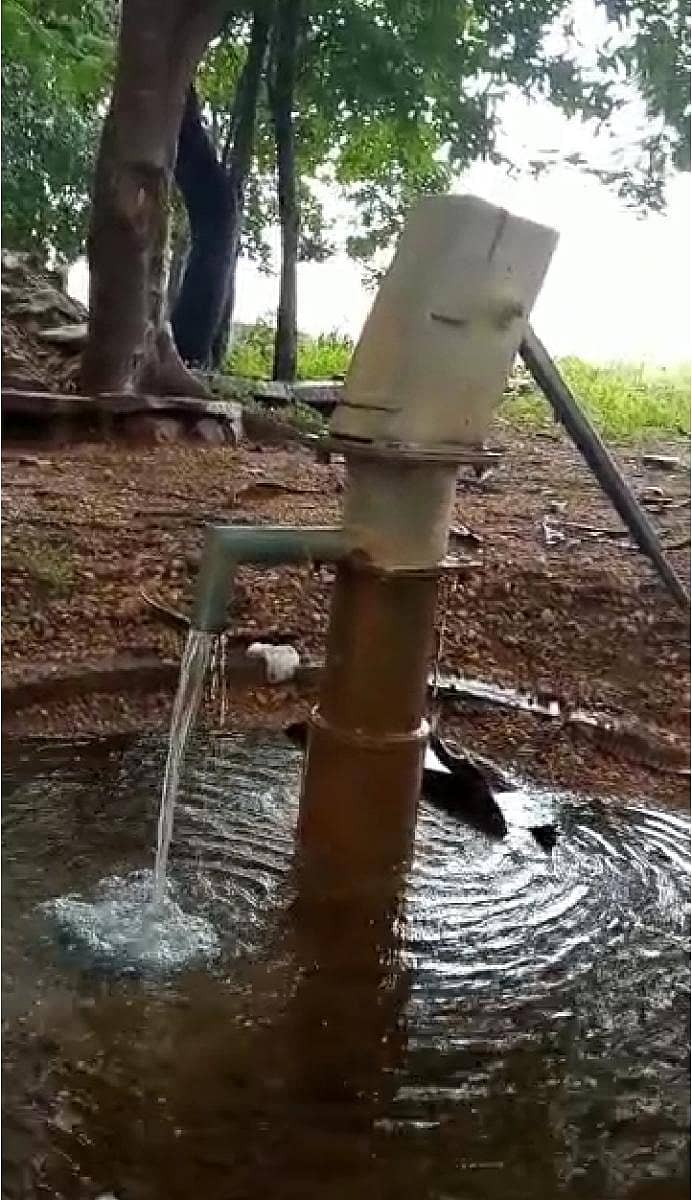 ಹೊಸದುರ್ಗ ತಾಲ್ಲೂಕಿನ ಕಂಚೀಪುರ ಹೊಸಗೊಲ್ಲರಹಟ್ಟಿ ಗ್ರಾಮದ ಕೈಪಂಪ್ನಲ್ಲಿ ಸ್ವಾಭಾವಿಕವಾಗಿ ನೀರು ಹೊರಬರುತ್ತಿರುವುದು.