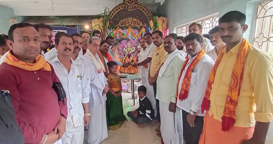 ಸೊರಬದ ರಂಗನಾಥ ಸ್ವಾಮಿ ದೇವಸ್ಥಾನದಲ್ಲಿ ದಸರಾ ಉತ್ಸವ ಆಚರಣಾ ಸಮಿತಿಯಿಂದ ಸಾರ್ವಜನಿಕ ದಸರಾ ಉತ್ಸವ ಅಂಗವಾಗಿ ಗುರುವಾರ ದುರ್ಗಾ ದೇವಿಯ ಪ್ರತಿಷ್ಠಾಪನೆ ನೆರವೇರಿತು