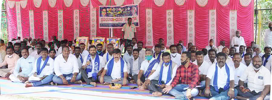 ತುಮಕೂರು ಜಿಲ್ಲಾಧಿಕಾರಿ ಕಚೇರಿ ಎದುರು ದಲಿತ ಸಂಘರ್ಷ ಸಮಿತಿ ಕಾರ್ಯಕರ್ತರು ಸದಾಶಿವ ಆಯೋಗದ ವರದಿ ಜಾರಿಗೆ ಆಗ್ರಹಿಸಿ ಪ್ರತಿಭಟನೆ ನಡೆಸಿದರು. ಸಮಿತಿ ಮುಖಂಡರಾದ ನಿಟ್ಟೂರು ರಂಗಸ್ವಾಮಿ, ದೊಡ್ಡೇರಿ ಕಣಿಮಯ್ಯ, ಸ್ವಾಮಿ, ಮರಳೂರು ಕೃಷ್ಣಮೂರ್ತಿ, ನರಸಯ್ಯ ಇತರರು ಇದ್ದರು