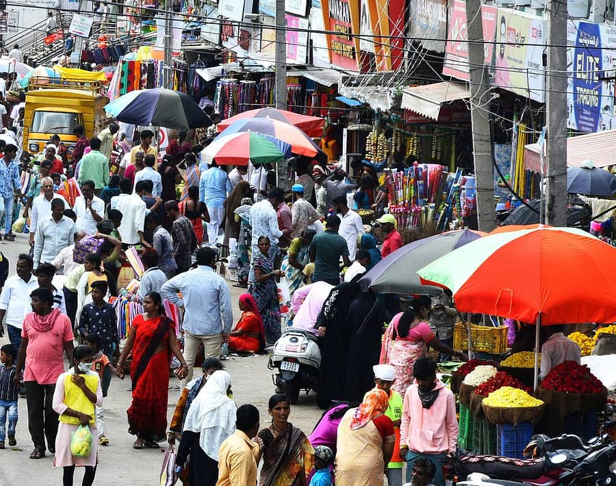 ನವರಾತ್ರಿ ಅಂಗವಾಗಿ ಕಲಬುರಗಿಯ ಸೂಪರ್‌ ಮಾರ್ಕೆಟ್‌ನಲ್ಲಿ ಗುರುವಾರ ವ್ಯಾಪಾರ ಜೋರಾಗಿ ನಡೆಯಿತು