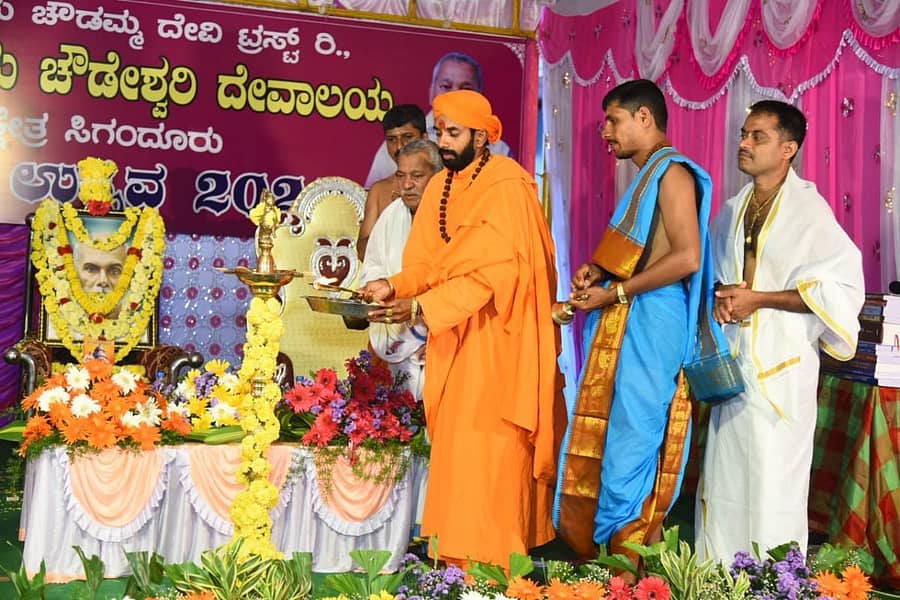 ಸಾಗರ ತಾಲ್ಲೂಕಿನ ಸಿಗಂದೂರು ಚೌಡೇಶ್ವರಿ ದೇವಾಲಯದಲ್ಲಿ ಗುರುವಾರ ಆರಂಭಗೊಂಡ ನವರಾತ್ರಿ ಉತ್ಸವವನ್ನು ರಾಣೆಬೆನ್ನೂರಿನ ಶರಣ ಬಸವೇಶ್ವರ ಮಠದ ಪ್ರಣವಾನಂದ ಸ್ವಾಮೀಜಿ ಉದ್ಘಾಟಿಸಿದರು