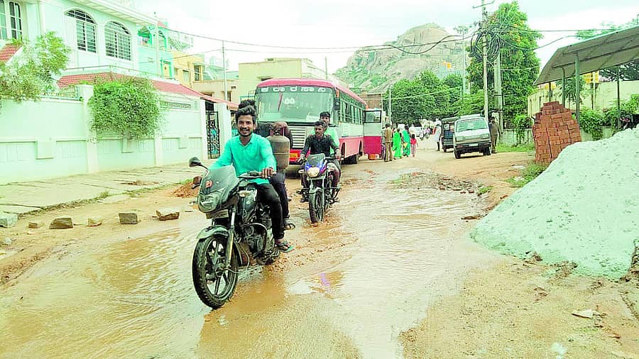 ಹದಗೆಟ್ಟಿರುವ ಗುಡಿಬಂಡೆ ಪಟ್ಟಣದ ಮುಖ್ಯರಸ್ತೆ
