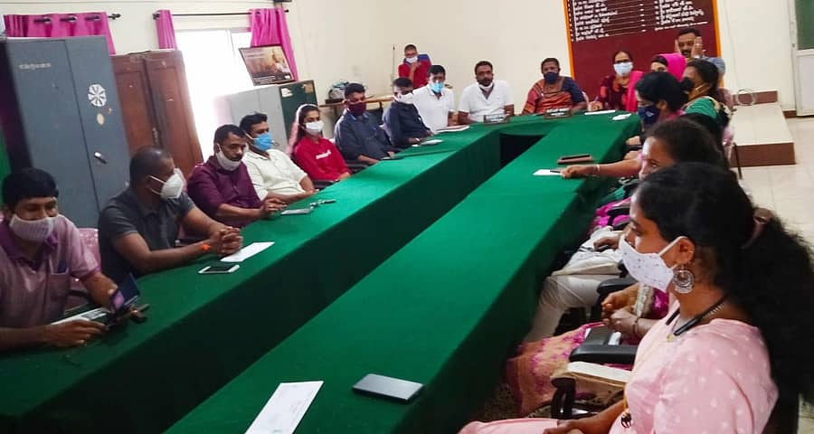 ನಾಪೋಕ್ಲು ಗ್ರಾಮ ಪಂಚಾಯಿತಿಯಲ್ಲಿ ಅಧ್ಯಕ್ಷೆ ಹೆಚ್.ಎಸ್.ಪಾರ್ವತಿ ಅವರ ಅಧ್ಯಕ್ಷತೆಯಲ್ಲಿ ನಡೆದ ಸಭೆಯಲ್ಲಿ ಉಪಾಧ್ಯಕ್ಷ ಮಹಮ್ಮದ್ ಖುರೇಸಿ, ಪಿಡಿಒ ಚೋಂದಕ್ಕಿ, ನಾಪೋಕ್ಲು ಹೋಬಳಿ ಕಂದಾಯ ಪರಿವೀಕ್ಷಕ ರವಿಕುಮಾರ್, ಗ್ರಾಮ ಪಂಚಾಯಿತಿ ಸದಸ್ಯರು, ಪೊಲೀಸ್ ಇಲಾಖಾ ಸಿಬ್ಬಂದಿ, ಕಂದಾಯ ಇಲಾಖಾ ಸಿಬ್ಬಂದಿ ಇದ್ದರು