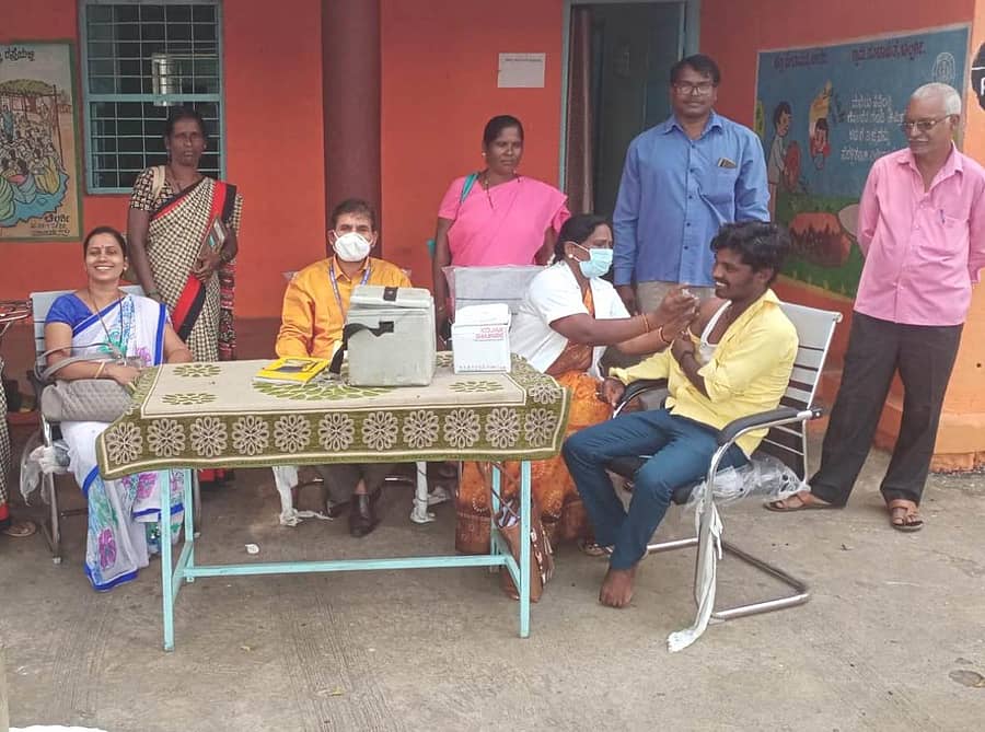 ಕೋವಿಡ್ ಲಸಿಕೆ ಮೇಳದ ಪ್ರಯುಕ್ತ ಬೀದರ್ ತಾಲ್ಲೂಕಿನ ಚಿಲ್ಲರ್ಗಿ ಗ್ರಾಮದಲ್ಲಿ ಲಸಿಕಾಕರಣ ನಡೆಯಿತು