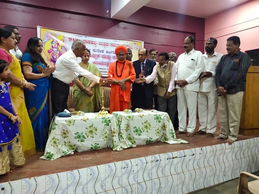 ಬೆಳಗಾವಿಯ ಕನ್ನಡ ಸಾಹಿತ್ಯ ಭವನದಲ್ಲಿ ನಡೆದ ನಾಡಹಬ್ಬ ಆಚರಣೆ ಕಾರ್ಯಕ್ರಮವನ್ನು ಶಿಕ್ಷಣ ತಜ್ಞ ಪರಮೇಶ್ವರ ಹೆಗಡೆ ಉದ್ಘಾಟಿಸಿದರು. ಪ್ರಿಯಾ ಪುರಾಣಿಕ, ಸಂಸದೆ ಮಂಗಲಾ ಅಂಗಡಿ, ತೋಂಟದ ಸಿದ್ಧರಾಮ ಸ್ವಾಮೀಜಿ, ಡಾ.ಎಚ್‌.ಬಿ. ರಾಜಶೇಖರ, ಸಿ.ಕೆ. ಜೋರಾಪೂರ ಇದ್ದಾರೆ