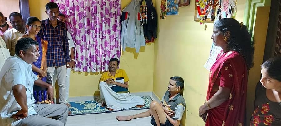 ಬೆಳಗಾವಿಯ ದಕ್ಷಿಣ ಮತಕ್ಷೇತ್ರದ ರೇಣುಕಾನಗರದಲ್ಲಿ ತಮ್ಮ ‘ವಿಶೇಷ ಅಭಿಮಾನಿ’ಯನ್ನು ಶಾಸಕ ಸತೀಶ ಜಾರಕಿಹೊಳಿ ಶುಕ್ರವಾರ ಭೇಟಿಯಾದರು