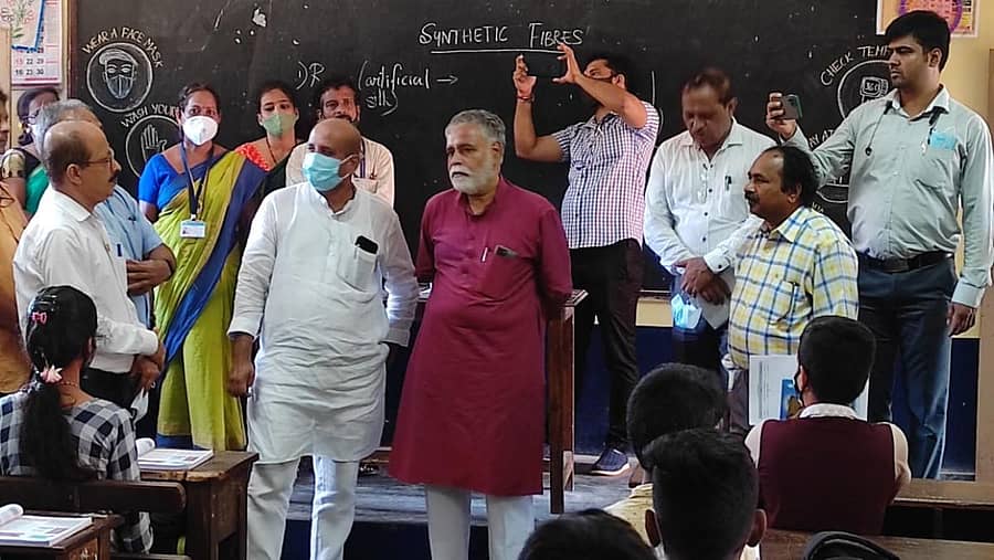 ಶುಕ್ರವಾರ ವಳಕಾಡು ಶಾಲೆಗೆ ಶಿಕ್ಷಣ ಸಚಿವ ಬಿ.ಸಿ.ನಾಗೇಶ್ ಭೇಟಿನೀಡಿ ಪರಿಶೀಲನೆ ನಡೆಸಿದರು.