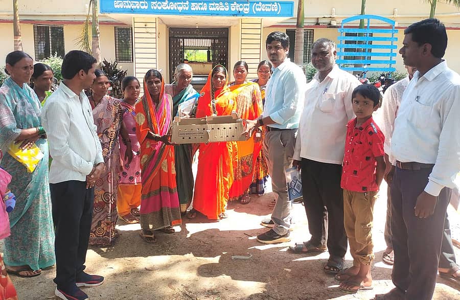 ಭಾಲ್ಕಿ ತಾಲ್ಲೂಕಿನ ಕಟ್ಟಿತೂಗಾಂವ ಸಮೀಪದ ಜಾನುವಾರು ಸಂಶೋಧನೆ ಮತ್ತು ಮಾಹಿತಿ ಕೇಂದ್ರ(ದೇವಣಿ)ದಲ್ಲಿ ನಡೆದ ವಿಶ್ವ ಮೊಟ್ಟೆ ದಿನಾಚರಣೆ ಕಾರ್ಯಕ್ರಮದಲ್ಲಿ ರೈತ ಮಹಿಳೆಯರಿಗೆ ಗಿರಿರಾಜ ಕೋಳಿ ಮರಿ ವಿತರಿಸಲಾಯಿತು