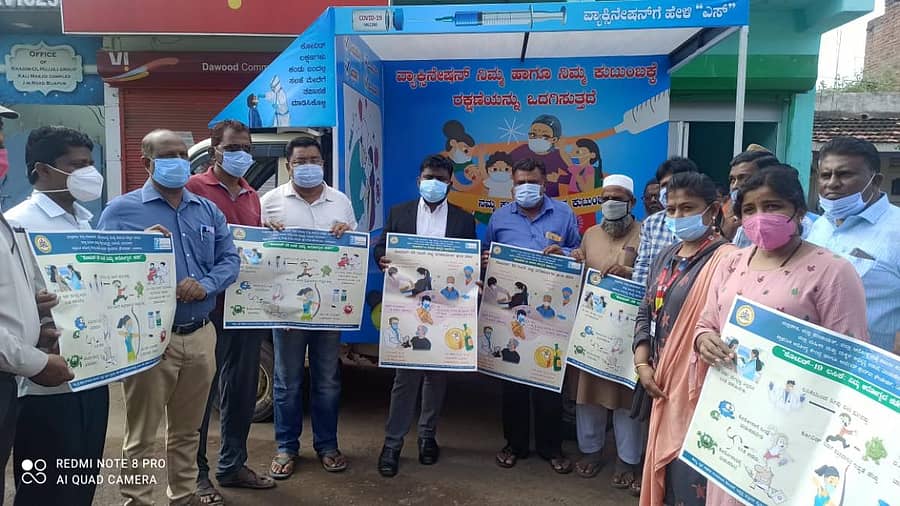 ವಿಜಯಪುರದಲ್ಲಿ ಅಜೀಮ್ ಪ್ರೇಮ್ ಜಿ ಫೌಂಡೇಶನ್ ಸಹಯೋಗದೊಂದಿಗೆ ಹಮ್ಮಿಕೊಂಡಿದ್ದ ಕೋವಿಡ್‌ ಲಸಿಕೆ ಪ್ರಚಾರ ವಾಹನಕ್ಕೆ ಚಾಲನೆ ಜಿಲ್ಲಾಧಿಕಾರಿ ಪಿ.ಸುನೀಲ್ ಕುಮಾರ್ ಚಾಲನೆ ನೀಡಿದರು