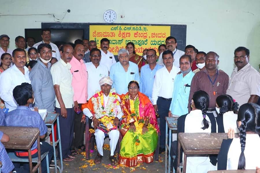 ಬೀದರ್‌ ಜೀಜಾಮಾತಾ ಪ್ರೌಢಶಾಲೆಯಲ್ಲಿ ನಿವೃತ್ತ ಶಿಕ್ಷಕ ಅಂಬಾದಾಸ ಜಾನಾಪೂರೆ ದಂಪತಿಯನ್ನು ಸನ್ಮಾನಿಸಲಾಯಿತು