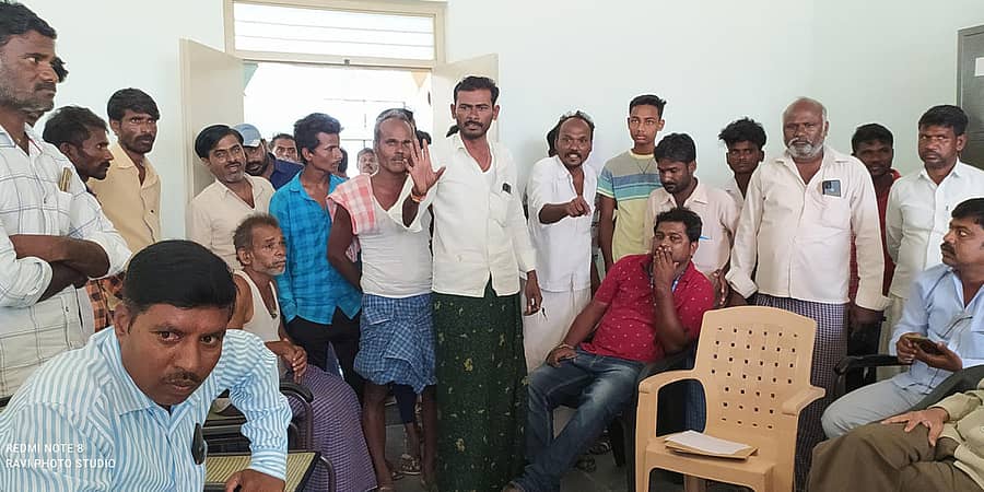 ಕವಿತಾಳ ಸಮೀಪದ ವಟಗಲ್‍ ಗ್ರಾಮದ ಇಂದಿರಾ ವಸತಿ ಶಾಲೆಯಲ್ಲಿ ಶಿಕ್ಷಕರು ವಿದ್ಯಾರ್ಥಿನಿಯರ ಜತೆ ಅನುಚಿತವಾಗಿ ವರ್ತಿಸಿದ್ದಾರೆ ಎನ್ನುವ ಮಾಹಿತಿ ತಿಳಿದು ಗ್ರಾಮಸ್ಥರು ಪ್ರಾಚಾರ್ಯರನ್ನು ಶುಕ್ರವಾರ ತರಾಟೆಗೆ ತೆಗೆದುಕೊಂಡರು