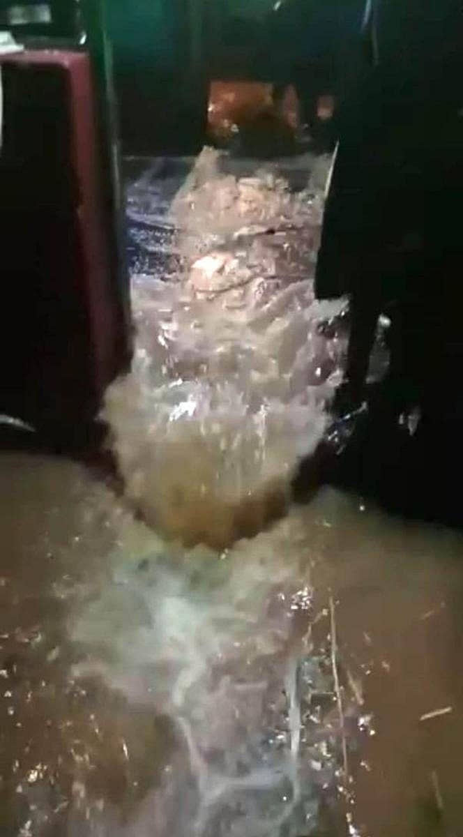 ಗುರುವಾರ ರಾತ್ರಿ ಬಿದ್ದ ಮಳೆಗೆ ಅಂಕಸಂದ್ರ ಗೊಲ್ಲರಹಟ್ಟಿ ಗ್ರಾಮದ ಬಳಿ ಮನೆಗೆ ನೀರು ನುಗ್ಗಿ ಬಾಗಿಲ ಮೂಲಕ ಹರಿಯಿತು