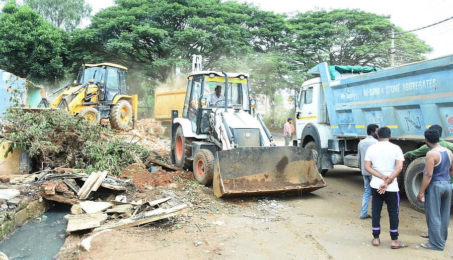 ತುಮಕೂರಿನ ಸಾಬರ ಪಾಳ್ಯದ ರಸ್ತೆಯಲ್ಲಿದ್ದ ಮನೆಗಳನ್ನು ತೆರವುಗೊಳಿಸಲಾಯಿತು