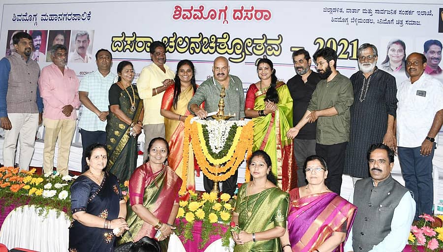 ಶಿವಮೊಗ್ಗದ ಎಚ್ಪಿಸಿ ಚಿತ್ರಮಂದಿರದಲ್ಲಿ ಶುಕ್ರವಾರ ಹಮ್ಮಿಕೊಂಡಿದ್ದ ‘ಶಿವಮೊಗ್ಗ ದಸರಾ ಚಲನಚಿತ್ರೋತ್ಸವ’ವನ್ನು ಸಂಗೀತ ನಿರ್ದೇಶಕ ವಿ. ಮನೋಹರ್ ಉದ್ಘಾಟಿಸಿದರು.