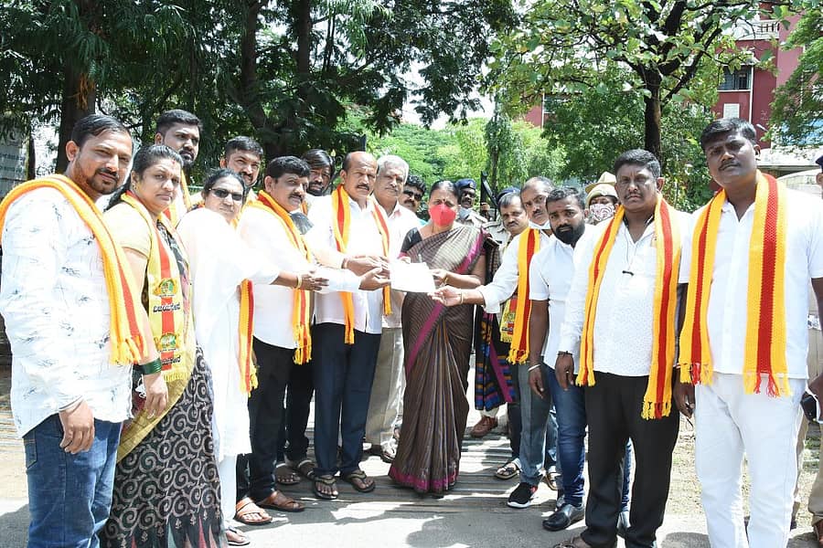 ತುಮಕೂರಿನಲ್ಲಿ ಶಿವಾಜಿ ಪ್ರತಿಮೆ ಸ್ಥಾಪನೆ ವಿರೋಧಿಸಿ ಜಿಲ್ಲಾಧಿಕಾರಿ ಕಚೇರಿ ಸಿಬ್ಬಂದಿಗೆ ಕರುನಾಡ ವಿಜಯಸೇನೆ ಕಾರ್ಯಕರ್ತರು ಮನವಿ ಸಲ್ಲಿಸಿದರು. ಮುಖಂಡರಾದ ಸಿ.ಪಿ.ಸುಧೀರ್, ಬಿ.ಬಿ.ಮಹದೇವಪ್ಪ, ಅನಿಲ್ ನಾಯಕ್, ದೀಕ್ಷಿತ್, ಯಾಸ್ಮಿನ್ ತಾಜ್, ಮಂಜುಳ ಇತರರು ಇದ್ದರು