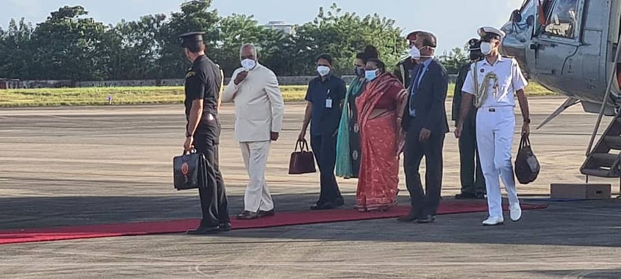 ರಾಷ್ಟ್ರಪತಿ ರಾಮನಾಥ ಕೋವಿಂದ್, ಅವರ ಪತ್ನಿ, ಪುತ್ರಿ ವಿಶೇಷ ವಿಮಾನದಲ್ಲಿ ಮಂಗಳೂರಿನಿಂದ ನವದೆಹಲಿಗೆ ತೆರಳಿದರು.