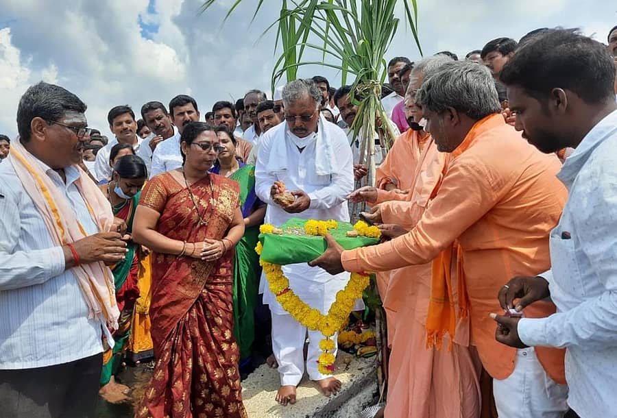 ಆಳಂದ ತಾಲ್ಲೂಕಿನ ಅಮರ್ಜಾ ಅಣೆಕಟ್ಟೆಗೆ ಶಾಸಕ ಸುಭಾಷ ಗುತ್ತೇದಾರ ನೇತೃತ್ವದಲ್ಲಿ ಬಾಗಿನ ಸಮರ್ಪಿಸಲಾಯಿತು. ಸಿದ್ದೇಶ್ವರ ಸ್ವಾಮೀಜಿ, ಬಸವಲಿಂಗ ಸ್ವಾಮೀಜಿ, ರಾಜಶ್ರೀ ಖಜೂರಿ ಇದ್ದರು