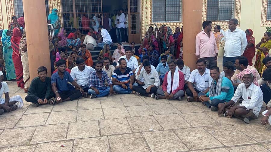 ಅಫಜಲಪುರ ತಾಲ್ಲೂಕಿನ ಅತನೂರ ಸರ್ಕಾರಿ ಪ್ರಾಥಮಿಕ ಆರೋಗ್ಯ ಕೇಂದ್ರದ ಎದುರು ಬಾಣಂತಿಯ ಸಂಬಂಧಿಕರು ಮತ್ತು ಗ್ರಾಮಸ್ಥರು ಪ್ರತಿಭಟನೆ ನಡೆಸಿದರು