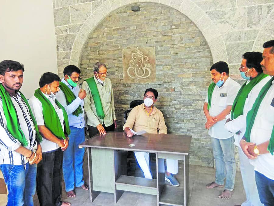 ಚಿಕ್ಕಬಳ್ಳಾಪುರ ಜಿಲ್ಲೆಯಲ್ಲಿ ಕಂದಾಯ ಇಲಾಖೆಗೆ ಸಂಬಂಧಿಸಿದ ಸಮಸ್ಯೆಗಳನ್ನು ಪರಿಹರಿಸುವಂತೆ ರೈತ ಸಂಘದ ಸದಸ್ಯರು ಕಂದಾಯ ಸಚಿವ ಆರ್.ಅಶೋಕ್ ಅವರಿಗೆ ಮನವಿ ಸಲ್ಲಿಸಿದರು. ಭಕ್ತರಹಳ್ಳಿ ಪ್ರತೀಶ್, ಭೀಮಣ್ಣ, ವಿ.ಮುನಿಯಪ್ಪ, ಕೆ.ಎನ್.ಮುಂಜುನಾಥ್, ಸಿ.ಎಸ್.ವೆಂಕಟೇಶ್, ಎಚ್.ಎನ್.ಕದಿರೇಗೌಡ, ಬಿ.ಕೆ.ಮುನಿಕೆಂಪಣ್ಣ ನಿಯೋಗದಲ್ಲಿ ಇದ್ದರು