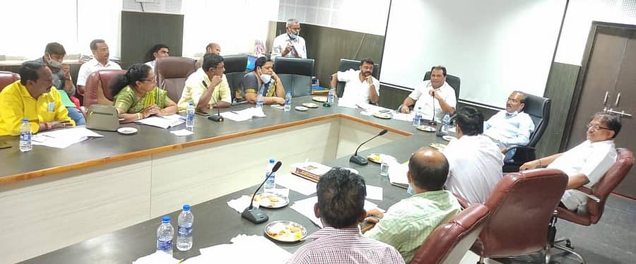 ಹುಬ್ಬಳ್ಳಿಯ ಹುಡಾ ಕಚೇರಿಯಲ್ಲಿ ಶುಕ್ರವಾರ ನಡೆದ ಮಾಸಿಕ ಸಭೆಯಲ್ಲಿ ಹುಡಾ ಅಧ್ಯಕ್ಷ ನಾಗೇಶ ಕಲಬುರ್ಗಿ ಮಾತನಾಡಿದರು