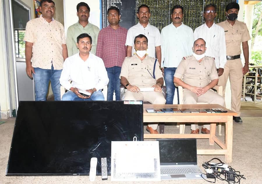 ಕಲಬುರಗಿಯಲ್ಲಿ ಶುಕ್ರವಾರ ಐಪಿಎಲ್ ಕ್ರಿಕೆಟ್ ಬೆಟ್ಟಿಂಗ್ಗೆ ಬಳಸಿದ ವಸ್ತುಗಳನ್ನು ಪೊಲೀಸರು ವಶಕ್ಕೆ ಪಡೆದರು. ಇನ್ಸ್ಪೆಕ್ಟರ್ ಪಂಡಿತ ಸಗರ, ಎಸಿಪಿ ಅಂಶುಕುಮಾರ ಹಾಗೂ ರೌಡಿ ನಿಗ್ರಹ ದಳ ಸಿಬ್ಬಂದಿ ಇದ್ದಾರೆ