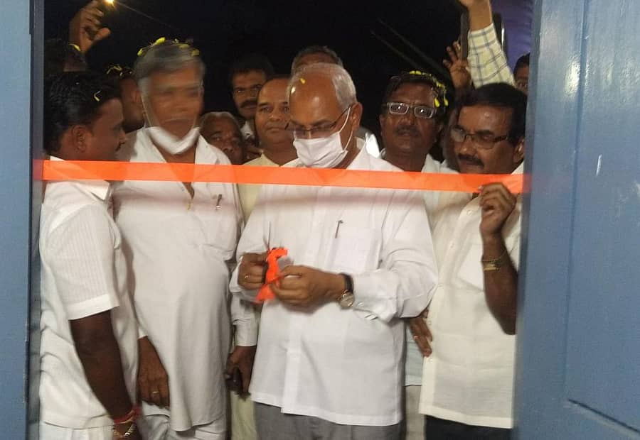 ಕುಕನೂರು ತಾಲ್ಲೂಕಿನ ಬೆಣಕಲ್ ಗ್ರಾಮದಲ್ಲಿ ಶುಕ್ರವಾರ ಸಂಜೆ ನೃಪತುಂಗ ಪ್ರೌಢ ಶಾಲೆಯಲ್ಲಿನ ಸ್ಮಾರ್ಟ್ಕ್ಲಾಸ್ ಅನ್ನು ಸಚಿವ ಹಾಲಪ್ಪ ಆಚಾರ ಉದ್ಘಾಟಿಸಿದರು