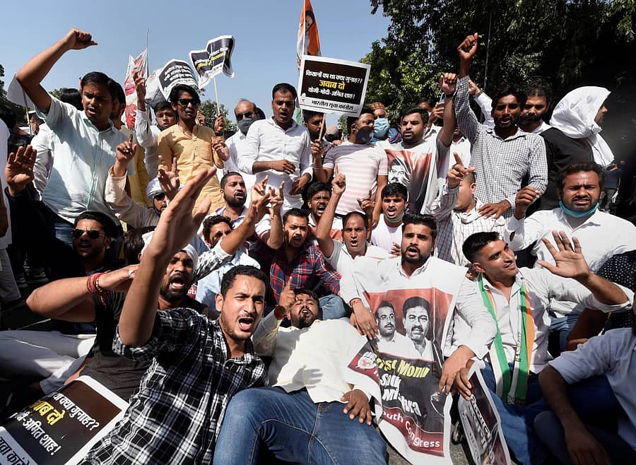 ದೆಹಲಿಯಲ್ಲಿ ಶನಿವಾರ ಯುವ ಕಾಂಗ್ರೆಸ್ ಸದಸ್ಯರು ಪ್ರತಿಭಟನೆ ನಡೆಸಿದರು