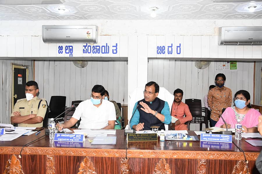 ಬೀದರ್‌ನ ಜಿಲ್ಲಾ ಪಂಚಾಯಿತಿಯಲ್ಲಿ ಶನಿವಾರ ನಡೆದ ಅಧಿಕಾರಿಗಳ ಸಭೆಯಲ್ಲಿ ಕೇಂದ್ರ ನವೀಕರಿಸಬಹುದಾದ ಇಂಧನ ಮೂಲ, ರಾಸಾಯನಿಕ ಹಾಗೂ ರಸಗೊಬ್ಬರ ಖಾತೆ ರಾಜ್ಯ ಸಚಿವ ಭಗವಂತ ಖೂಬಾ ಮಾತನಾಡಿದರು. ನಾಗೇಶ ಡಿ.ಎಲ್, ರಾಮಚಂದ್ರನ್ ಆರ್, ಜಹೀರಾ ನಸೀಮ್ ಇದ್ದಾರೆ